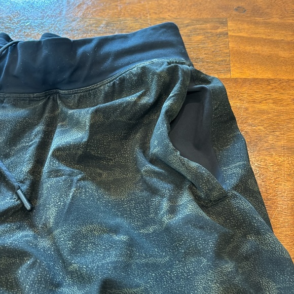 Lululemon Mens large 9” inseam lined shorts olive and black - Picture 5 of 13